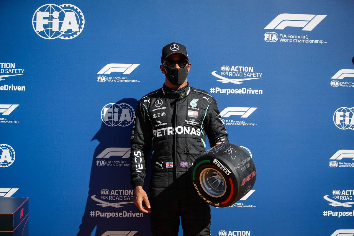 Lewis Hamilton (GBR) Mercedes AMG F1 with the Pirelli Pole Position Award.