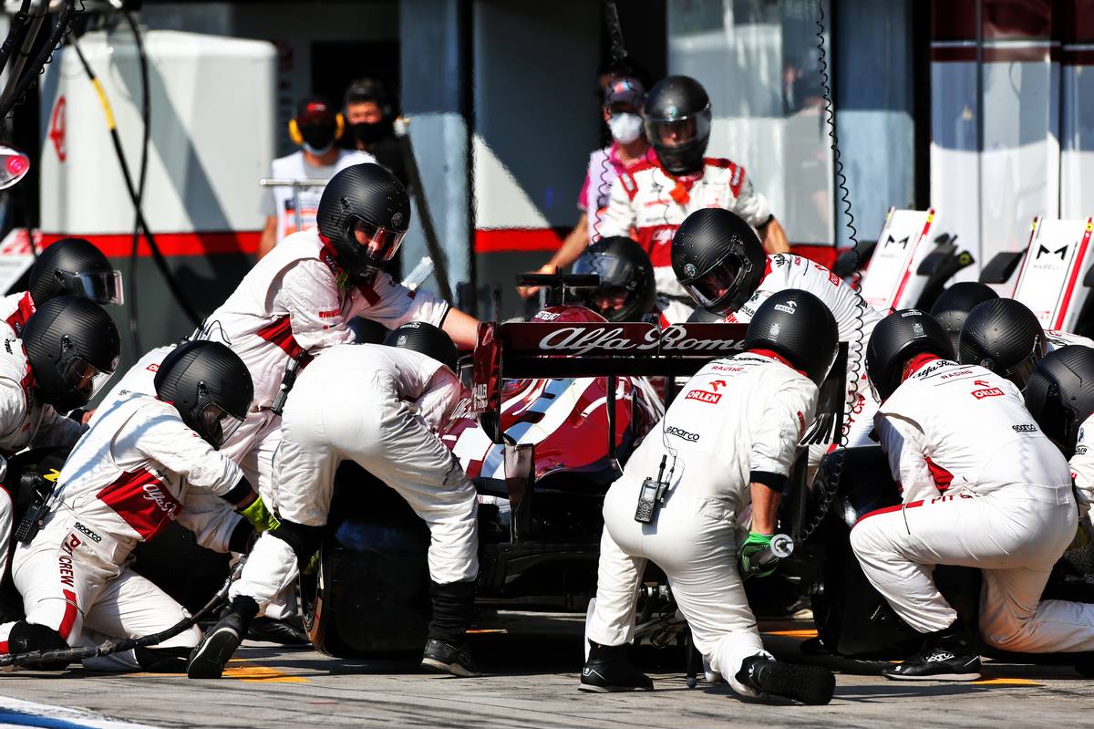 Kimi Raikkonen (FIN) Alfa Romeo Racing C39 makes a pit stop.