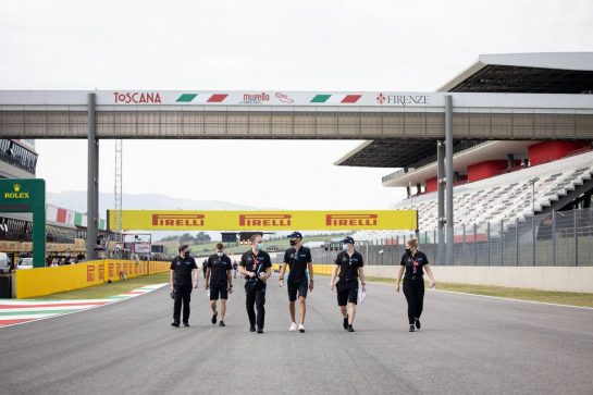 George Russell (GBR) Williams Racing walks the circuit with the team.
10.09.2020. Formula 1 World Championship, Rd 9, Tuscan Grand Prix, Mugello, Italy, Preparation Day.
- www.xpbimages.com, EMail: requests@xpbimages.com © Copyright: Bearne / XPB Images
