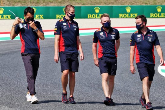 Alexander Albon (THA) Red Bull Racing walks the circuit with the team.
10.09.2020. Formula 1 World Championship, Rd 9, Tuscan Grand Prix, Mugello, Italy, Preparation Day.
- www.xpbimages.com, EMail: requests@xpbimages.com © Copyright: Batchelor / XPB Images