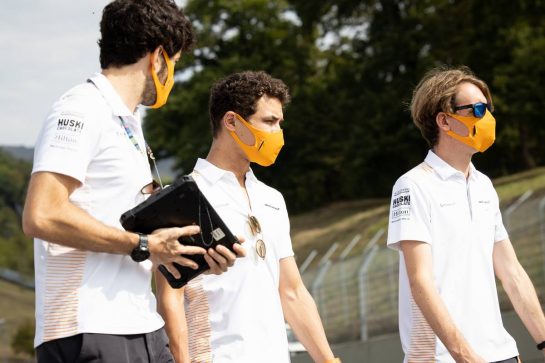 Lando Norris (GBR) McLaren walks the circuit with the team.
10.09.2020. Formula 1 World Championship, Rd 9, Tuscan Grand Prix, Mugello, Italy, Preparation Day.
- www.xpbimages.com, EMail: requests@xpbimages.com © Copyright: Bearne / XPB Images
