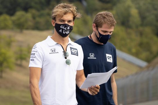 Pierre Gasly (FRA) AlphaTauri walks the circuit with the team.
10.09.2020. Formula 1 World Championship, Rd 9, Tuscan Grand Prix, Mugello, Italy, Preparation Day.
- www.xpbimages.com, EMail: requests@xpbimages.com © Copyright: Bearne / XPB Images