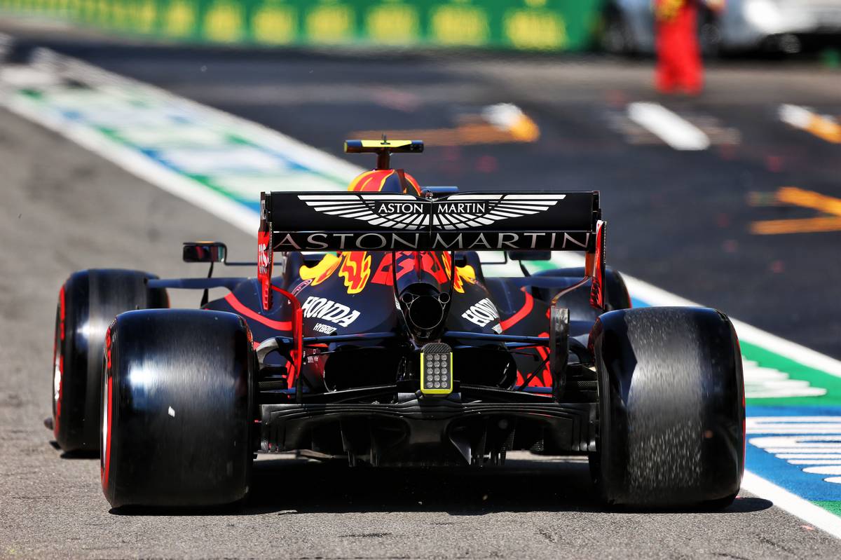 Alexander Albon (THA) Red Bull Racing RB16.