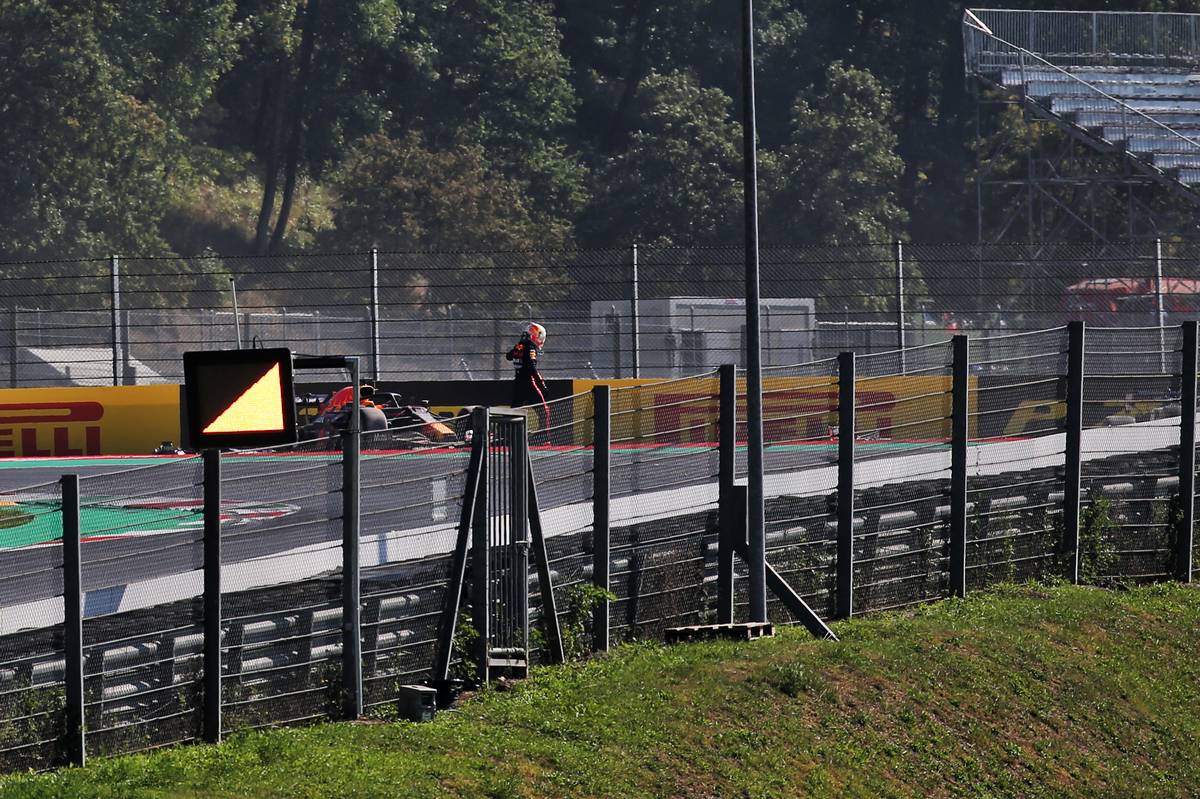 Max Verstappen (NLD) Red Bull Racing retired from the race at the start.