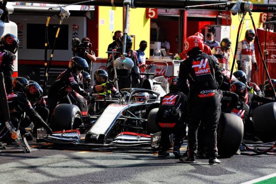 Romain Grosjean (FRA) Haas F1 Team VF-20 makes a pit stop.
13.09.2020. Formula 1 World Championship, Rd 9, Tuscan Grand Prix, Mugello, Italy, Race Day.
- www.xpbimages.com, EMail: requests@xpbimages.com © Copyright: Bearne / XPB Images