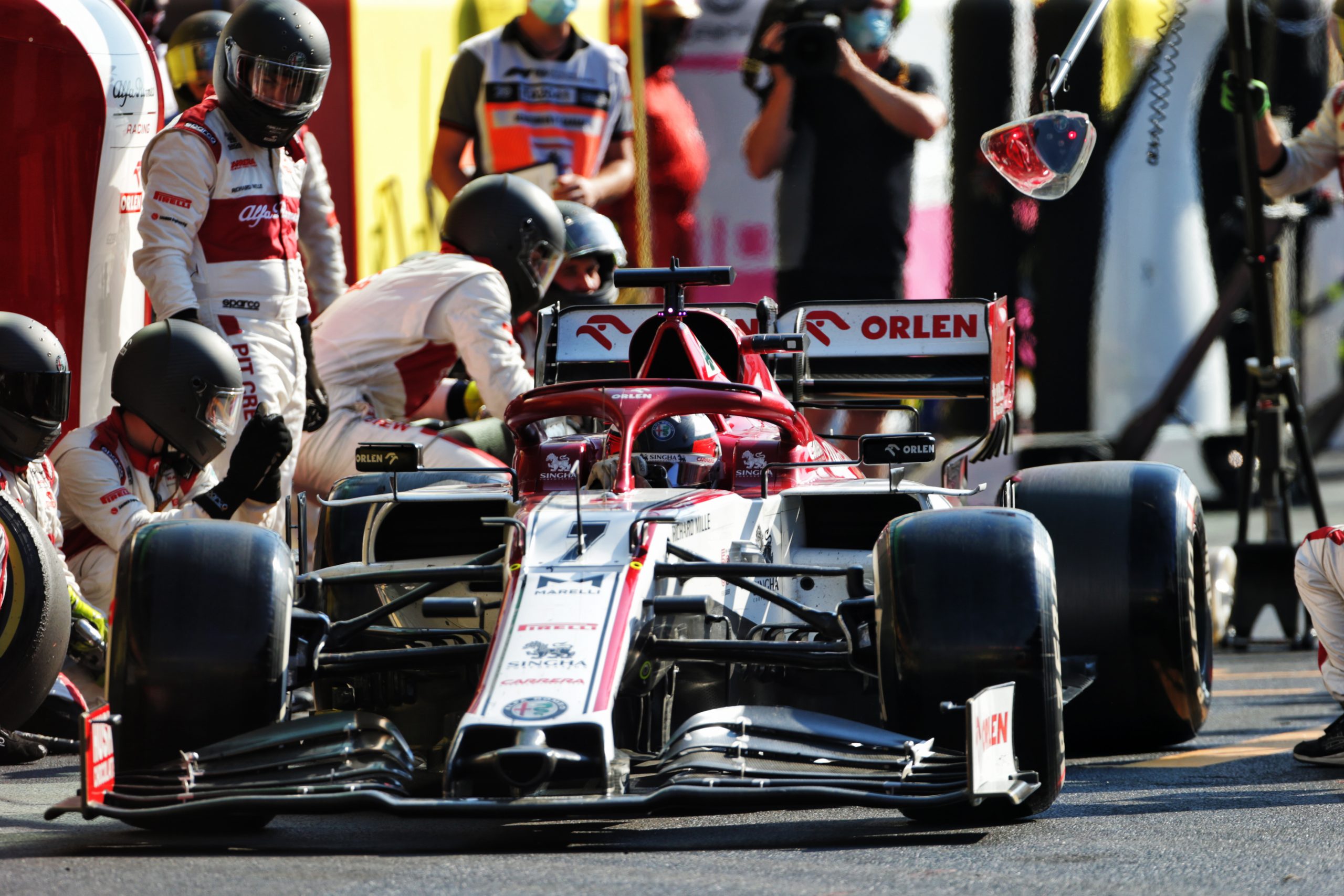 Kimi Raikkonen (FIN) Alfa Romeo Racing C39 makes a pit stop.