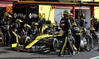 Daniel Ricciardo (AUS) Renault F1 Team RS20 makes a pit stop.