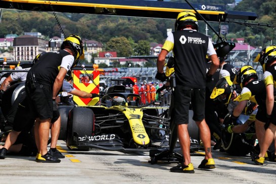 Daniel Ricciardo (AUS) Renault F1 Team RS20 practices a pit stop.
26.09.2020. Formula 1 World Championship, Rd 10, Russian Grand Prix, Sochi Autodrom, Sochi, Russia, Qualifying Day.
- www.xpbimages.com, EMail: requests@xpbimages.com © Copyright: Moy / XPB Images