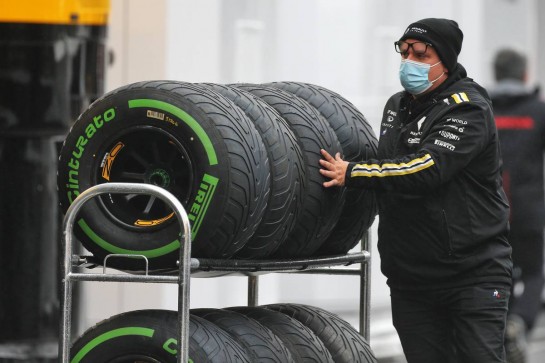Renault F1 Team mechanic with wet Pirelli tyres.
08.10.2020. Formula 1 World Championship, Rd 11, Eifel Grand Prix, Nurbugring, Germany, Preparation Day.
- www.xpbimages.com, EMail: requests@xpbimages.com © Copyright: Moy / XPB Images