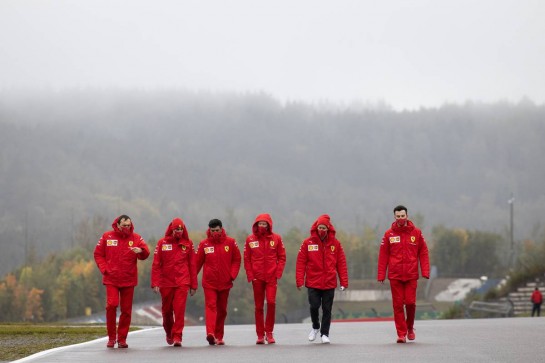 Sebastian Vettel (GER) Ferrari walks the circuit with the team.
08.10.2020. Formula 1 World Championship, Rd 11, Eifel Grand Prix, Nurbugring, Germany, Preparation Day.
- www.xpbimages.com, EMail: requests@xpbimages.com © Copyright: Bearne / XPB Images