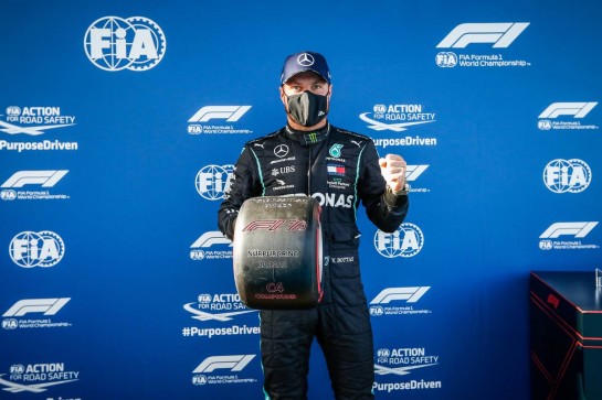 Valtteri Bottas (FIN) Mercedes AMG F1 celebrates with the Pirelli Pole Position award.
10.10.2020. Formula 1 World Championship, Rd 11, Eifel Grand Prix, Nurbugring, Germany, Qualifying Day.
- www.xpbimages.com, EMail: requests@xpbimages.com © Copyright: FIA Pool Image for Editorial Use Only
