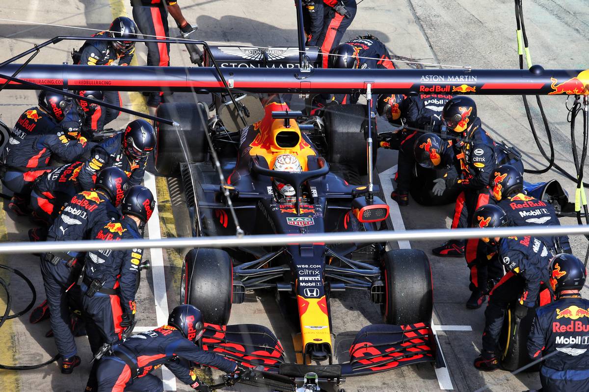 Max Verstappen (NLD) Red Bull Racing RB16 makes a pit stop.