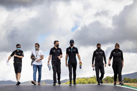 Nicholas Latifi (CDN) Williams Racing walks the circuit with the team.
22.10.2020. Formula 1 World Championship, Rd 12, Portuguese Grand Prix, Portimao, Portugal, Preparation Day.
- www.xpbimages.com, EMail: requests@xpbimages.com © Copyright: Bearne / XPB Images