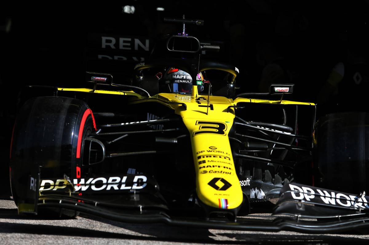 Daniel Ricciardo (AUS) Renault F1 Team RS20 leaves the pits.