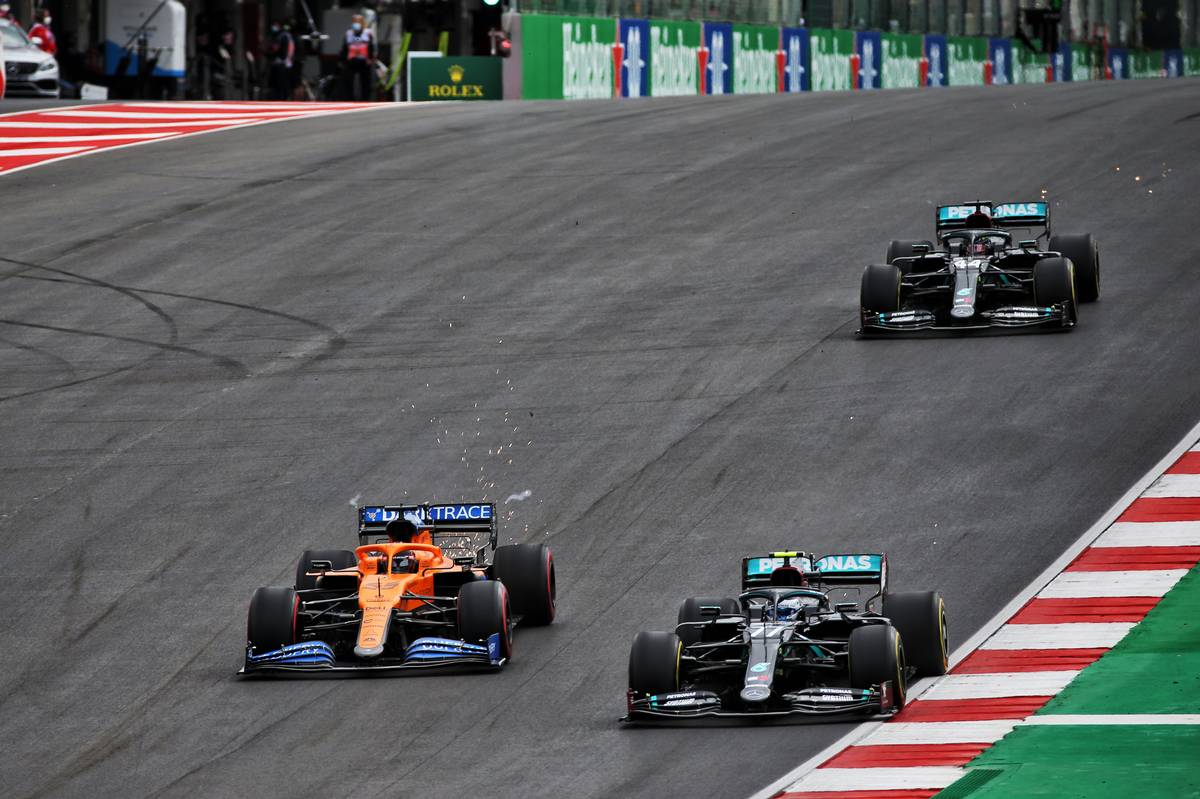 Carlos Sainz Jr (ESP) McLaren MCL35 and Valtteri Bottas (FIN) Mercedes AMG F1 W11 battle for the lead of the race.