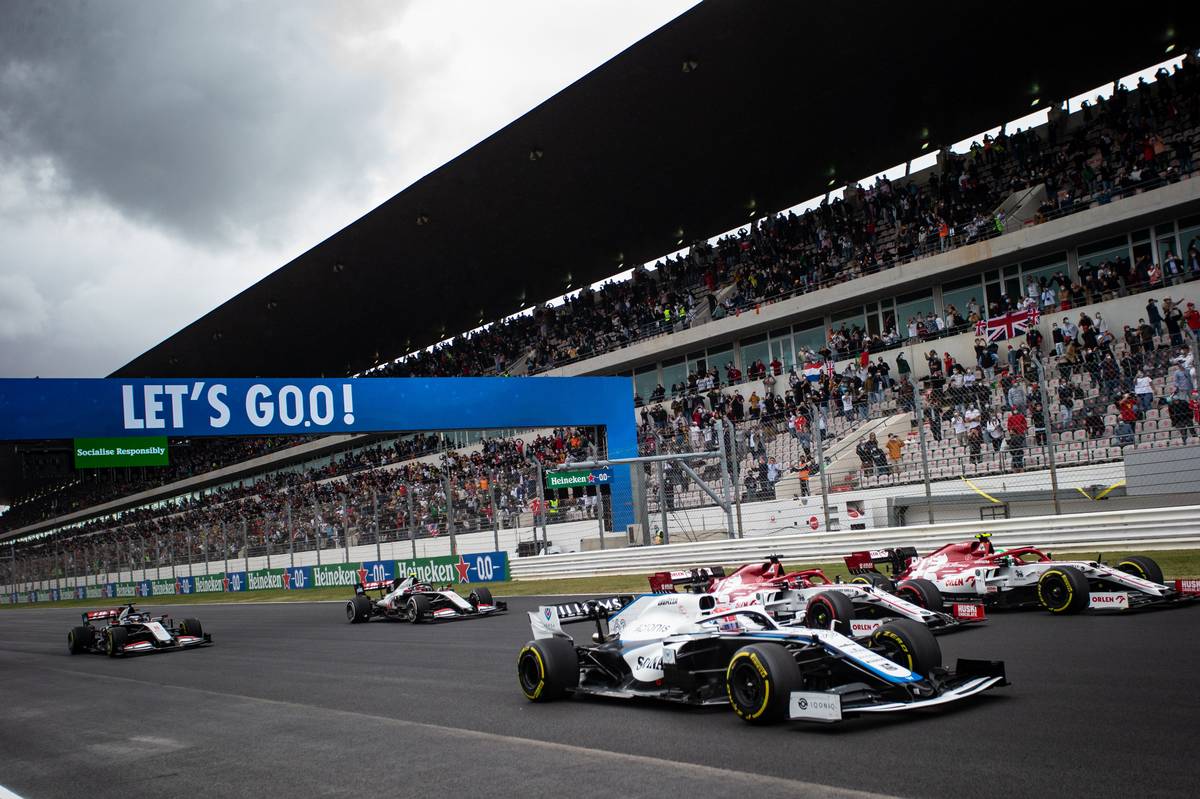 George Russell (GBR) Williams Racing FW43, Kimi Raikkonen (FIN) Alfa Romeo Racing C39, and Antonio Giovinazzi (ITA) Alfa Romeo Racing C39, at the start of the race.
