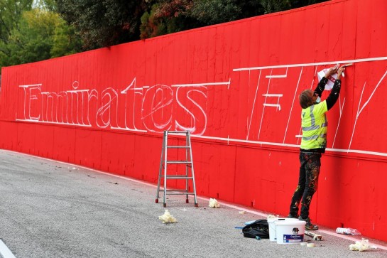 Circuit atmosphere - Enirates branding being prepared.
29.10.2020. Formula 1 World Championship, Rd 13, Emilia Romagna Grand Prix, Imola, Italy, Preparation Day.
- www.xpbimages.com, EMail: requests@xpbimages.com © Copyright: Moy / XPB Images