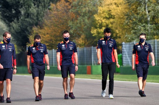 Alexander Albon (THA) Red Bull Racing walks the circuit with the team.
30.10.2020. Formula 1 World Championship, Rd 13, Emilia Romagna Grand Prix, Imola, Italy, Practice Day.
- www.xpbimages.com, EMail: requests@xpbimages.com © Copyright: Batchelor / XPB Images