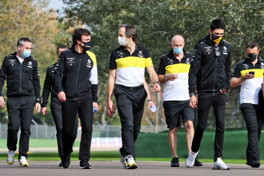 (L to R): Fernando Alonso (ESP) Renault F1 Team; Ciaron Pilbeam (GBR) Renault F1 Team Chief Race Engineer; and Esteban Ocon (FRA) Renault F1 Team walk the circuit with the team.
30.10.2020. Formula 1 World Championship, Rd 13, Emilia Romagna Grand Prix, Imola, Italy, Practice Day.
- www.xpbimages.com, EMail: requests@xpbimages.com © Copyright: Batchelor / XPB Images