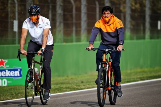 Carlos Sainz Jr (ESP) McLaren rides the circuit with the team.
30.10.2020. Formula 1 World Championship, Rd 13, Emilia Romagna Grand Prix, Imola, Italy, Practice Day.
- www.xpbimages.com, EMail: requests@xpbimages.com © Copyright: Batchelor / XPB Images