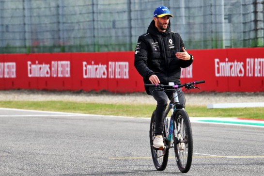 Daniel Ricciardo (AUS) Renault F1 Team rides the circuit.
30.10.2020. Formula 1 World Championship, Rd 13, Emilia Romagna Grand Prix, Imola, Italy, Practice Day.
- www.xpbimages.com, EMail: requests@xpbimages.com © Copyright: Batchelor / XPB Images
