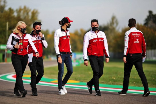 Antonio Giovinazzi (ITA) Alfa Romeo Racing walks the circuit with the team.
30.10.2020. Formula 1 World Championship, Rd 13, Emilia Romagna Grand Prix, Imola, Italy, Practice Day.
- www.xpbimages.com, EMail: requests@xpbimages.com © Copyright: Charniaux / XPB Images