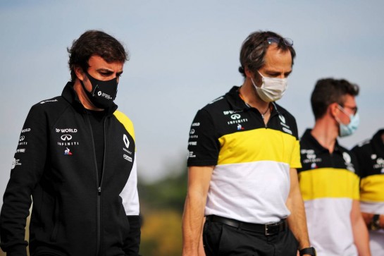 Fernando Alonso (ESP) Renault F1 Team walks the circuit with Ciaron Pilbeam (GBR) Renault F1 Team Chief Race Engineer and the team.
30.10.2020. Formula 1 World Championship, Rd 13, Emilia Romagna Grand Prix, Imola, Italy, Practice Day.
- www.xpbimages.com, EMail: requests@xpbimages.com © Copyright: Charniaux / XPB Images