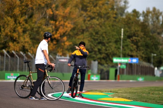Carlos Sainz Jr (ESP) McLaren rides the circuit with the team.
30.10.2020. Formula 1 World Championship, Rd 13, Emilia Romagna Grand Prix, Imola, Italy, Practice Day.
- www.xpbimages.com, EMail: requests@xpbimages.com © Copyright: Charniaux / XPB Images