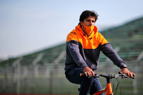 Carlos Sainz Jr (ESP) McLaren rides the circuit.
30.10.2020. Formula 1 World Championship, Rd 13, Emilia Romagna Grand Prix, Imola, Italy, Practice Day.
- www.xpbimages.com, EMail: requests@xpbimages.com © Copyright: Charniaux / XPB Images