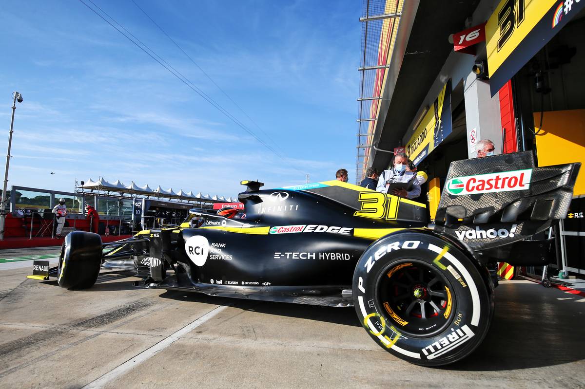 Esteban Ocon (FRA) Renault F1 Team RS20 leaves the pits. 31.10.2020. 