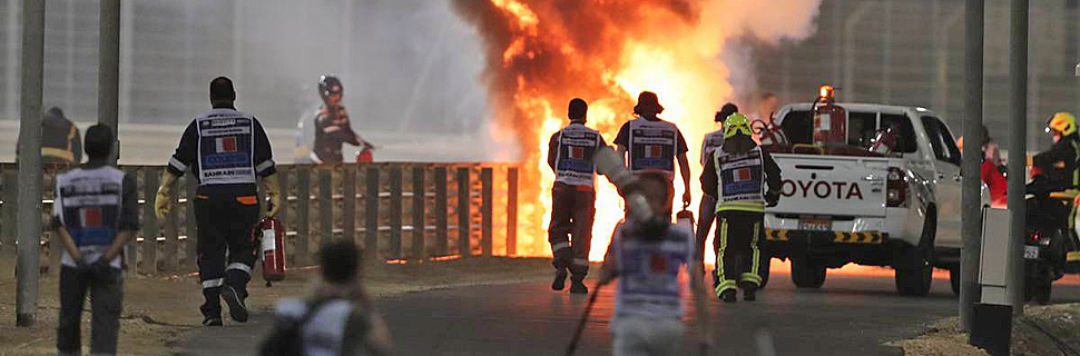 Marshals put out the fire of Romain Grosjean (FRA) Haas F1 Team at the start of the race. 29.11.2020. Formula 1 World Championship, Rd 15, Bahrain Grand Prix
