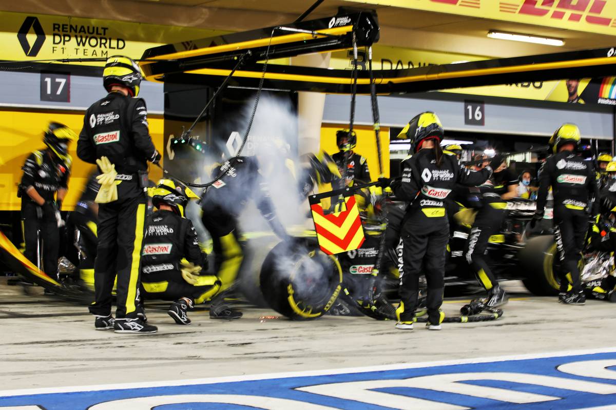 Esteban Ocon (FRA) Renault F1 Team RS20 makes a pit stop. 29.11.2020. Formula 1 World Championship, Rd 15, Bahrain Grand Prix