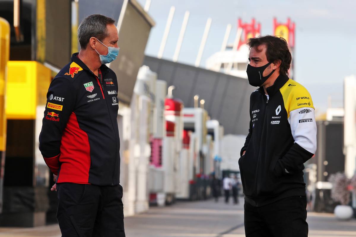 Paul Monaghan (GBR) Red Bull Racing Chief Engineer with Fernando Alonso (ESP) Renault F1 Team.
