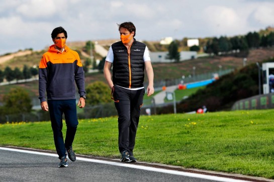 Carlos Sainz Jr (ESP) McLaren walks the circuit with the team.
12.11.2020. Formula 1 World Championship, Rd 14, Turkish Grand Prix, Istanbul, Turkey, Preparation Day.
- www.xpbimages.com, EMail: requests@xpbimages.com © Copyright: Staley / XPB Images