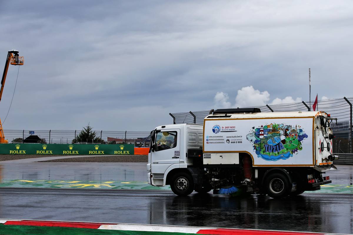 Circuit atmosphere - a track sweeper during qualifying.