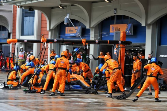 Lando Norris (GBR) McLaren MCL35 makes a pit stop.
15.11.2020. Formula 1 World Championship, Rd 14, Turkish Grand Prix, Istanbul, Turkey, Race Day.
- www.xpbimages.com, EMail: requests@xpbimages.com © Copyright: Charniaux / XPB Images