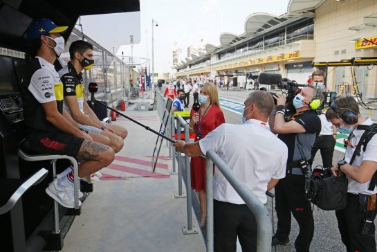 Daniel Ricciardo (AUS) Renault F1 Team and team mate Esteban Ocon (FRA) Renault F1 Team with Rachel Brookes (GBR) Sky Sports F1 Reporter.
29.11.2020. Formula 1 World Championship, Rd 15, Bahrain Grand Prix, Sakhir, Bahrain, Race Day.
- www.xpbimages.com, EMail: requests@xpbimages.com © Copyright: Charniaux / XPB Images