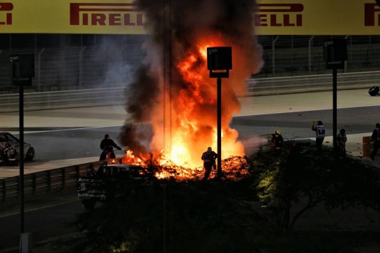 Marshals put out the fire of after Romain Grosjean (FRA) Haas F1 Team VF-20 crashed at the start of the race and exploded into flames.
29.11.2020. Formula 1 World Championship, Rd 15, Bahrain Grand Prix, Sakhir, Bahrain, Race Day.
- www.xpbimages.com, EMail: requests@xpbimages.com © Copyright: Moy / XPB Images