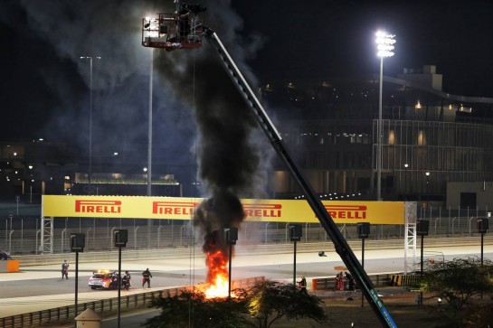 Marshals put out the fire of after Romain Grosjean (FRA) Haas F1 Team VF-20 crashed at the start of the race and exploded into flames.
29.11.2020. Formula 1 World Championship, Rd 15, Bahrain Grand Prix, Sakhir, Bahrain, Race Day.
- www.xpbimages.com, EMail: requests@xpbimages.com © Copyright: Moy / XPB Images