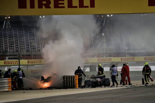 Marshals put out the fire of after Romain Grosjean (FRA) Haas F1 Team VF-20 crashed at the start of the race and exploded into flames.
29.11.2020. Formula 1 World Championship, Rd 15, Bahrain Grand Prix, Sakhir, Bahrain, Race Day.
- www.xpbimages.com, EMail: requests@xpbimages.com © Copyright: Batchelor / XPB Images