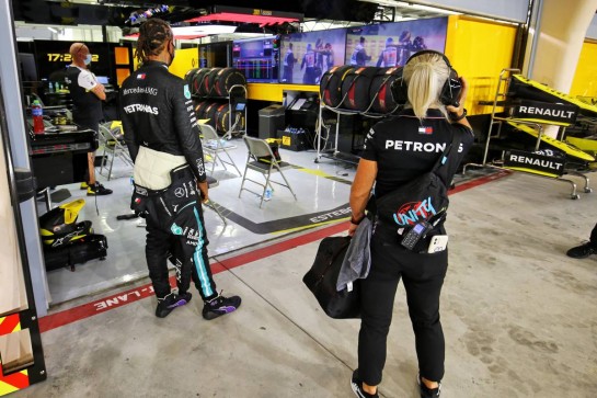 Lewis Hamilton (GBR) Mercedes AMG F1, with Angela Cullen (NZL) Mercedes AMG F1 Physiotherapist, in the pits while the race is stopped watches a replay of the crash suffered by Romain Grosjean (FRA) Haas F1 Team at the start of the race.
29.11.2020. Formula 1 World Championship, Rd 15, Bahrain Grand Prix, Sakhir, Bahrain, Race Day.
- www.xpbimages.com, EMail: requests@xpbimages.com © Copyright: Charniaux / XPB Images
