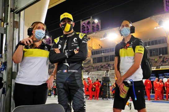Esteban Ocon (FRA) Renault F1 Team with Aurelie Donzelot (FRA) Renault F1 Team Media Communications Manager and Dan Williams (GBR) Renault F1 Team Personal Trainer in the pits while the race is stopped.
29.11.2020. Formula 1 World Championship, Rd 15, Bahrain Grand Prix, Sakhir, Bahrain, Race Day.
- www.xpbimages.com, EMail: requests@xpbimages.com © Copyright: Charniaux / XPB Images