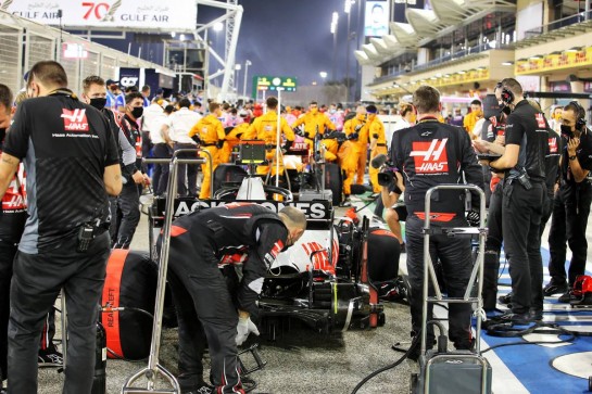 Kevin Magnussen (DEN) Haas VF-20 in the pits while the race is stopped.
29.11.2020. Formula 1 World Championship, Rd 15, Bahrain Grand Prix, Sakhir, Bahrain, Race Day.
- www.xpbimages.com, EMail: requests@xpbimages.com © Copyright: Charniaux / XPB Images