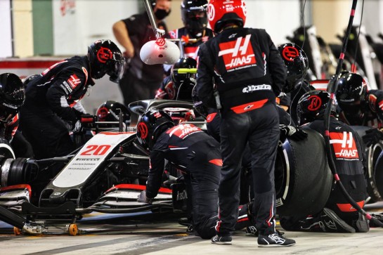 Kevin Magnussen (DEN) Haas VF-20 makes a pit stop.
29.11.2020. Formula 1 World Championship, Rd 15, Bahrain Grand Prix, Sakhir, Bahrain, Race Day.
- www.xpbimages.com, EMail: requests@xpbimages.com © Copyright: Bearne / XPB Images