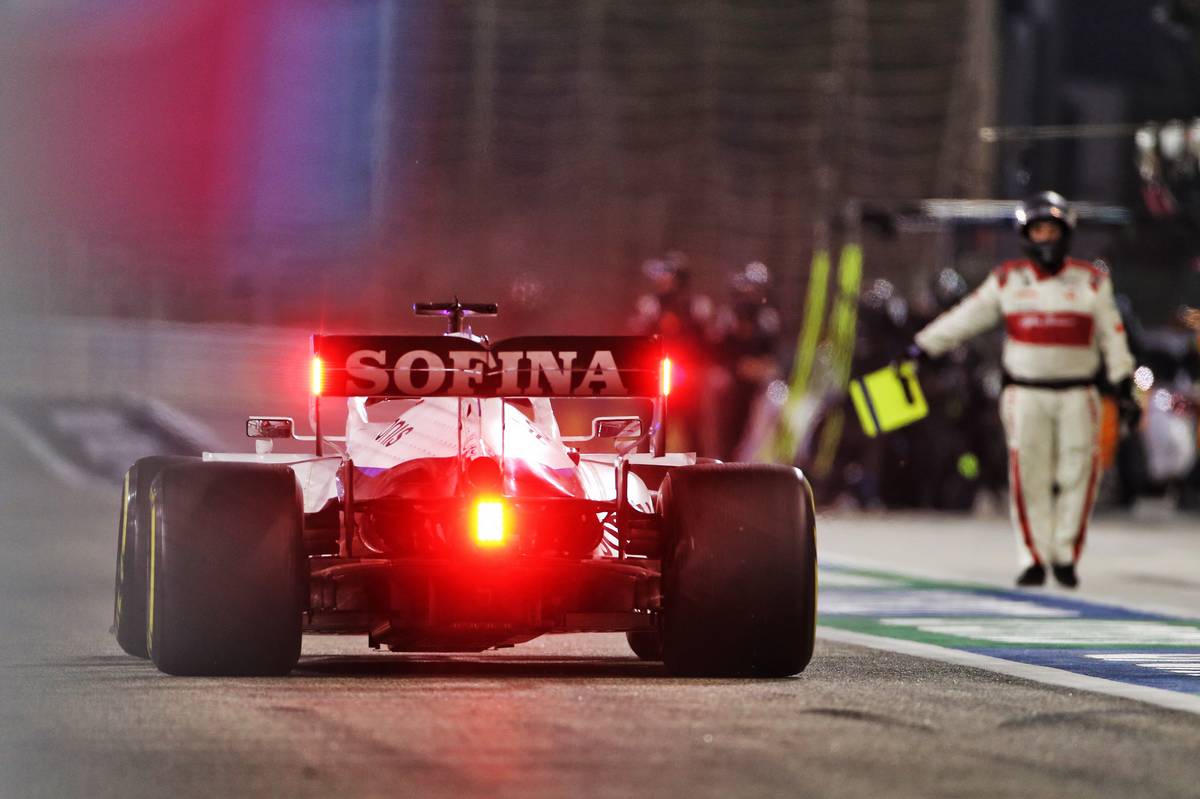 George Russell (GBR) Williams Racing FW43 makes a pit stop. 29.11.2020. Formula 1 World Championship, Rd 15, Bahrain Grand Prix