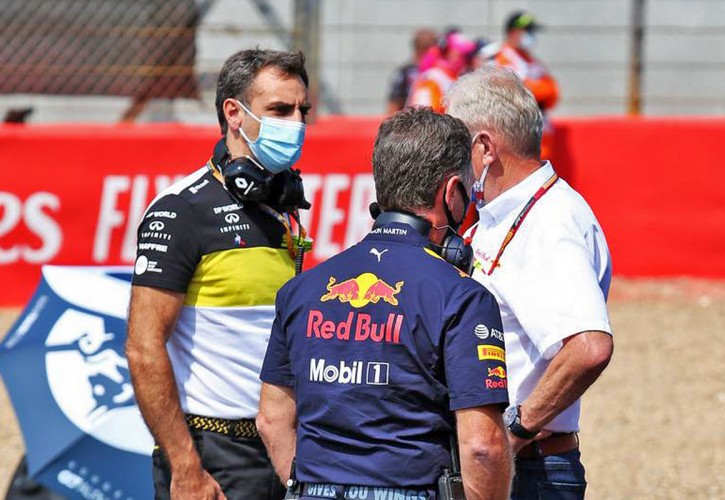 Cyril Abiteboul (FRA) Renault Sport F1 Managing Director with Christian Horner (GBR) Red Bull Racing Team Principal and Dr Helmut Marko (AUT) Red Bull Motorsport Consultant on the grid.