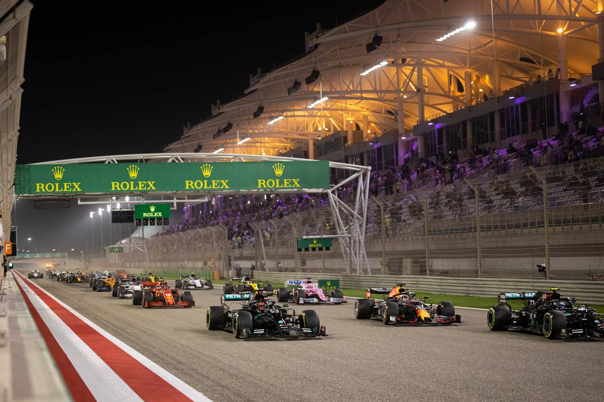 George Russell (GBR) Mercedes AMG F1 W11, Max Verstappen (NLD) Red Bull Racing RB16, and Valtteri Bottas (FIN) Mercedes AMG F1 W11 at the start of the race. 06.12.2020. Formula 1 World Championship, Rd 16, Sakhir Grand Prix