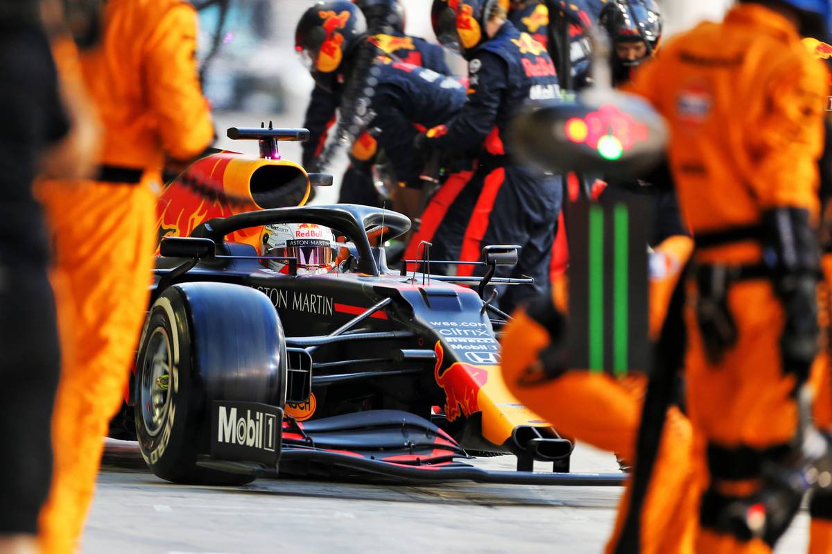 Max Verstappen (NLD) Red Bull Racing RB16 makes a pit stop. 13.12.2020. Formula 1 World Championship, Rd 17, Abu Dhabi Grand Prix