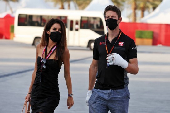 Romain Grosjean (FRA) Haas F1 Team with his wife Marion Grosjean (FRA).
05.12.2020. Formula 1 World Championship, Rd 16, Sakhir Grand Prix, Sakhir, Bahrain, Qualifying Day.
- www.xpbimages.com, EMail: requests@xpbimages.com © Copyright: Moy / XPB Images