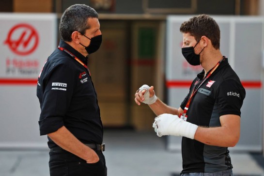 (L to R): Guenther Steiner (ITA) Haas F1 Team Prinicipal with Romain Grosjean (FRA) Haas F1 Team.
05.12.2020. Formula 1 World Championship, Rd 16, Sakhir Grand Prix, Sakhir, Bahrain, Qualifying Day.
- www.xpbimages.com, EMail: requests@xpbimages.com © Copyright: Batchelor / XPB Images